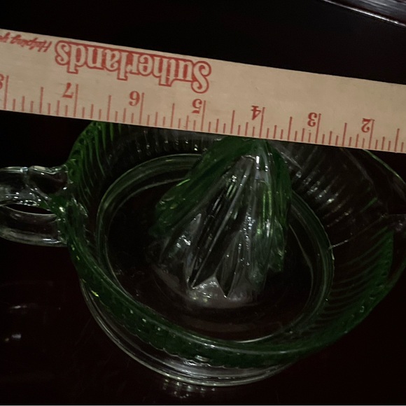 Vintage (1930s) Green Uranium Vaseline Depression Glass Citrus Reamer Juicer - Picture 5 of 6